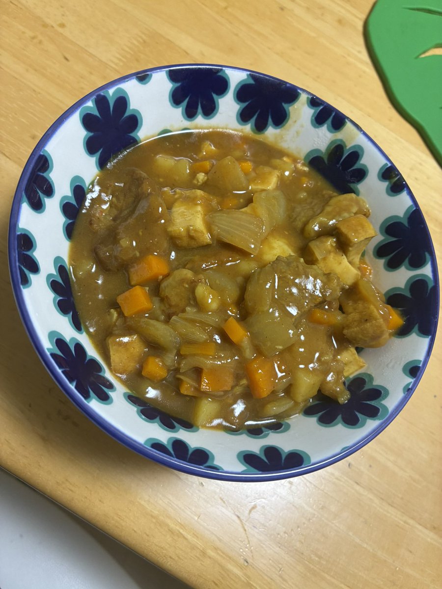 makima_ayanami's tweet photo. マンチ飯③
今回のマンチ飯は、 【実家のカレー】 実家マンチ飯は、たくさんある。 母親の作ったご飯は、優しさと暖かさがあり 心がほっこりします。 やっぱこれなんだよな〜
 たまに帰省時ストナーとしては、 大変嬉しい一品です。 https://t.co/flul8a799o