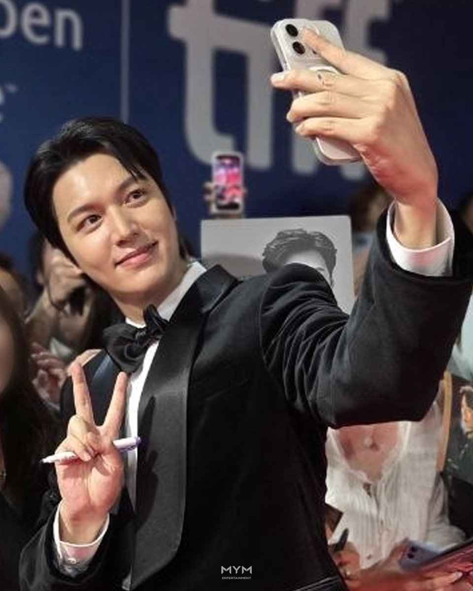 ActorLeeMinHo's tweet photo. [#LEEMINHO]

2026 토론토국제영화제를 화려하게 수놓은
팀 <암살자(들)>과 민호 배우✨

토론토의 밤보다 더 눈부시게 빛났던
민호 배우의 찰나의 순간들📸
지금 바로 아름다웠던 레드카펫 위의 모습들을 만나보세요!
💕💕💕

Team <The Assassin(s)> and Minho,
shining brightly at the 2026 Toronto International Film Festival✨

Moments of Minho that sparkled even brighter than the Toronto night📸
Check out the beautiful red carpet moments right now! 💕💕💕

#이민호 #암살자들 #MINOZ #MYMENTERTAINMENT