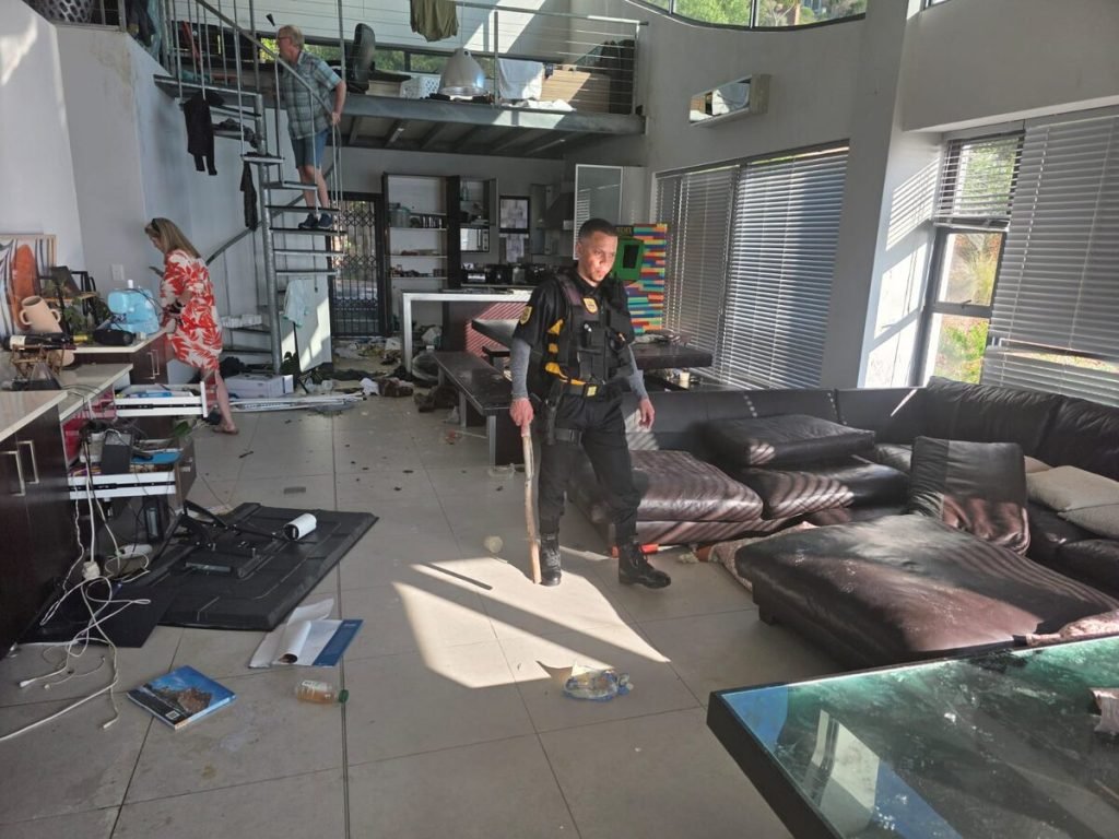 PolyannaBrey's tweet photo. Source: https://t.co/rCJKRxFx0j
 https://t.co/ahO7Ip1un6
Baboons wreak havoc inside a Gordon's Bay home.😳 https://t.co/PbNmyPJi7Q
