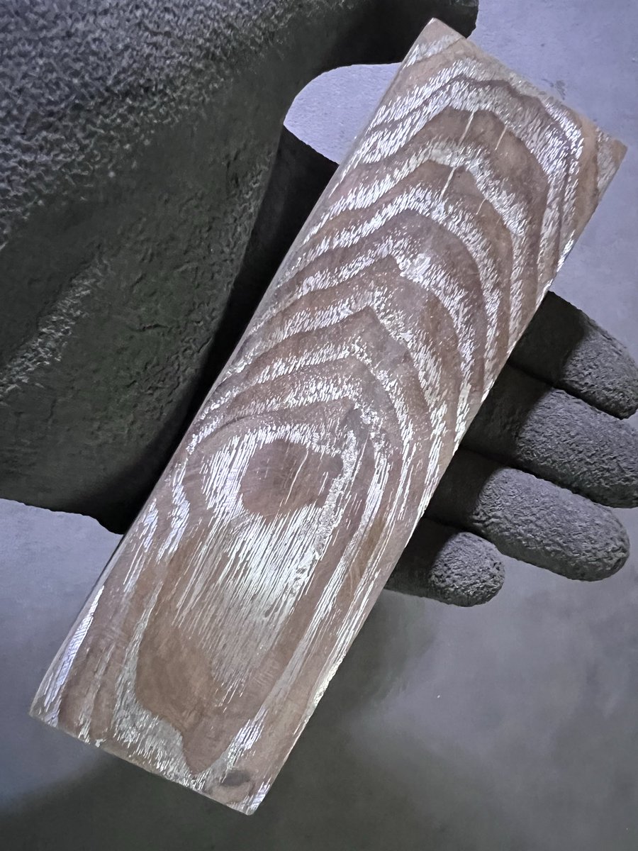 tomtomtom_t's tweet photo. まだ荒削りですが、杢の金属化がとても美しいコントラストです。
これで何作ろうか悩みます...

#金属含浸木材

#全クリエイターに告ぐ銀の作品を解放せよ https://t.co/ZvvFmWtNf0