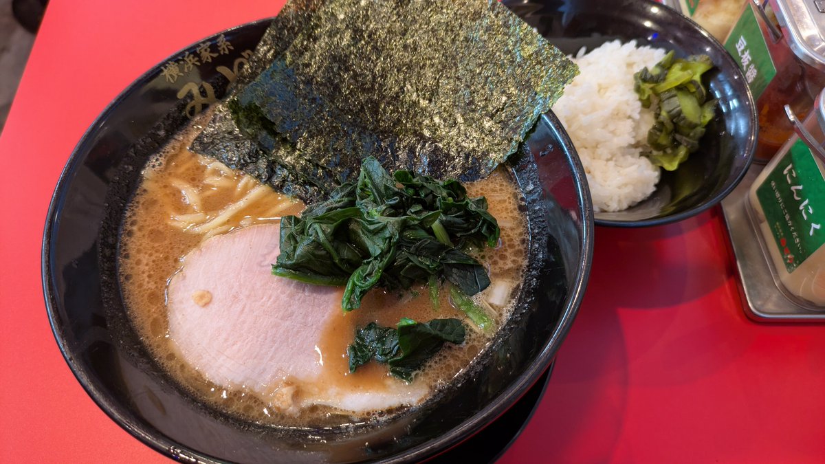 beroski's tweet photo. 横浜家系ラーメン みどり 笹塚店

ラーメン＋ライス。
お好みはすべて「普通」でオーダー。

家系ラーメンでは珍しい気がする、熱々のスープが印象的。出汁感もしっかりあって、濃いめにしなくても十分美味しくいただけました。

心地よい接客も◎
ごちそうさまでした！ https://t.co/uy1kTkBgGU