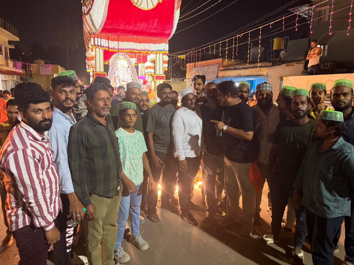 DCPNEBCP's tweet photo. Ganesh Festival in Jakkur Layout, within the jurisdiction of Amruthahalli Police Station, NorthEast Division, Bengaluru City Police, was celebrated as a symbol of Communal Harmony and Unity.

On this occasion, people from the Hindu and Muslim communities came together and celebrated the festival with mutual respect, cooperation and goodwill.

Everyone participated together, conveying a message of Peace, Harmony and Peaceful coexistence.

Such harmonious celebrations strengthen mutual trust, unity and brotherhood among different communities.

ಬೆಂಗಳೂರು ನಗರ ಪೊಲೀಸ್ ಈಶಾನ್ಯ ವಿಭಾಗದ ಅಮೃತಹಳ್ಳಿ ಪೊಲೀಸ್ ಠಾಣಾ ವ್ಯಾಪ್ತಿಯ ಜಕ್ಕೂರು ಲೇಔಟ್‌ನಲ್ಲಿ ಗಣೇಶ ಹಬ್ಬವು ಭಾವೈಕ್ಯತೆ ಮತ್ತು ಏಕತೆಯ ಪ್ರತೀಕವಾಗಿ ಆಚರಿಸಲಾಯಿತು.

ಈ ಸಂದರ್ಭದಲ್ಲಿ ಹಿಂದೂ ಹಾಗೂ ಮುಸ್ಲಿಂ ಸಮುದಾಯದವರು ಒಗ್ಗೂಡಿ, ಪರಸ್ಪರ ಗೌರವ, ಸಹಕಾರ ಮತ್ತು ಸೌಹಾರ್ದತೆಯೊಂದಿಗೆ ಹಬ್ಬವನ್ನು ಆಚರಿಸಿದರು.

ಎಲ್ಲರೂ ಒಟ್ಟಾಗಿ ಭಾಗವಹಿಸುವ ಮೂಲಕ ಶಾಂತಿ, ಸೌಹಾರ್ದತೆ ಹಾಗೂ ಸಹಬಾಳ್ವೆಯ ಸಂದೇಶವನ್ನು ಸಾರಿದರು.

ಇಂತಹ ಸೌಹಾರ್ದಯುತ ಆಚರಣೆಗಳು ವಿವಿಧ ಸಮುದಾಯಗಳ ನಡುವಿನ ಪರಸ್ಪರ ವಿಶ್ವಾಸ, ಏಕತೆ ಮತ್ತು ಸಹೋದರತ್ವವನ್ನು ಮತ್ತಷ್ಟು ಬಲಪಡಿಸುತ್ತವೆ.

#DcpNorthEast #JointCpEast #BengaluruCityPolice

@BlrCityPolice @CPBlr @DgpKarnataka @jt_cpeastbcp