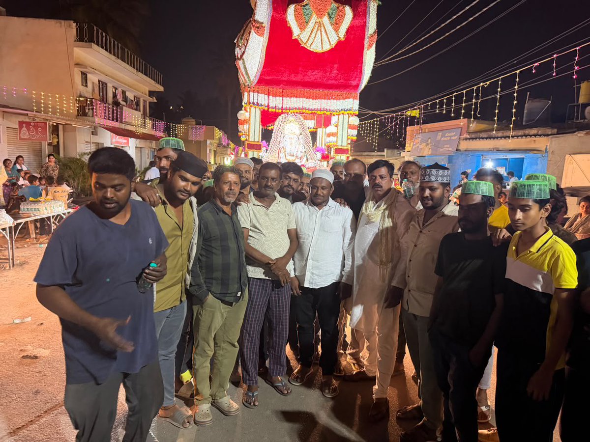 DCPNEBCP's tweet photo. Ganesh Festival in Jakkur Layout, within the jurisdiction of Amruthahalli Police Station, NorthEast Division, Bengaluru City Police, was celebrated as a symbol of Communal Harmony and Unity.

On this occasion, people from the Hindu and Muslim communities came together and celebrated the festival with mutual respect, cooperation and goodwill.

Everyone participated together, conveying a message of Peace, Harmony and Peaceful coexistence.

Such harmonious celebrations strengthen mutual trust, unity and brotherhood among different communities.

ಬೆಂಗಳೂರು ನಗರ ಪೊಲೀಸ್ ಈಶಾನ್ಯ ವಿಭಾಗದ ಅಮೃತಹಳ್ಳಿ ಪೊಲೀಸ್ ಠಾಣಾ ವ್ಯಾಪ್ತಿಯ ಜಕ್ಕೂರು ಲೇಔಟ್‌ನಲ್ಲಿ ಗಣೇಶ ಹಬ್ಬವು ಭಾವೈಕ್ಯತೆ ಮತ್ತು ಏಕತೆಯ ಪ್ರತೀಕವಾಗಿ ಆಚರಿಸಲಾಯಿತು.

ಈ ಸಂದರ್ಭದಲ್ಲಿ ಹಿಂದೂ ಹಾಗೂ ಮುಸ್ಲಿಂ ಸಮುದಾಯದವರು ಒಗ್ಗೂಡಿ, ಪರಸ್ಪರ ಗೌರವ, ಸಹಕಾರ ಮತ್ತು ಸೌಹಾರ್ದತೆಯೊಂದಿಗೆ ಹಬ್ಬವನ್ನು ಆಚರಿಸಿದರು.

ಎಲ್ಲರೂ ಒಟ್ಟಾಗಿ ಭಾಗವಹಿಸುವ ಮೂಲಕ ಶಾಂತಿ, ಸೌಹಾರ್ದತೆ ಹಾಗೂ ಸಹಬಾಳ್ವೆಯ ಸಂದೇಶವನ್ನು ಸಾರಿದರು.

ಇಂತಹ ಸೌಹಾರ್ದಯುತ ಆಚರಣೆಗಳು ವಿವಿಧ ಸಮುದಾಯಗಳ ನಡುವಿನ ಪರಸ್ಪರ ವಿಶ್ವಾಸ, ಏಕತೆ ಮತ್ತು ಸಹೋದರತ್ವವನ್ನು ಮತ್ತಷ್ಟು ಬಲಪಡಿಸುತ್ತವೆ.

#DcpNorthEast #JointCpEast #BengaluruCityPolice

@BlrCityPolice @CPBlr @DgpKarnataka @jt_cpeastbcp