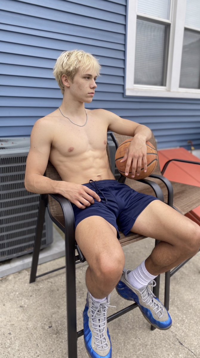 Tomssportside's tweet photo. I love balls🏀😁🏳️‍🌈 https://t.co/q1gv0tUMxU