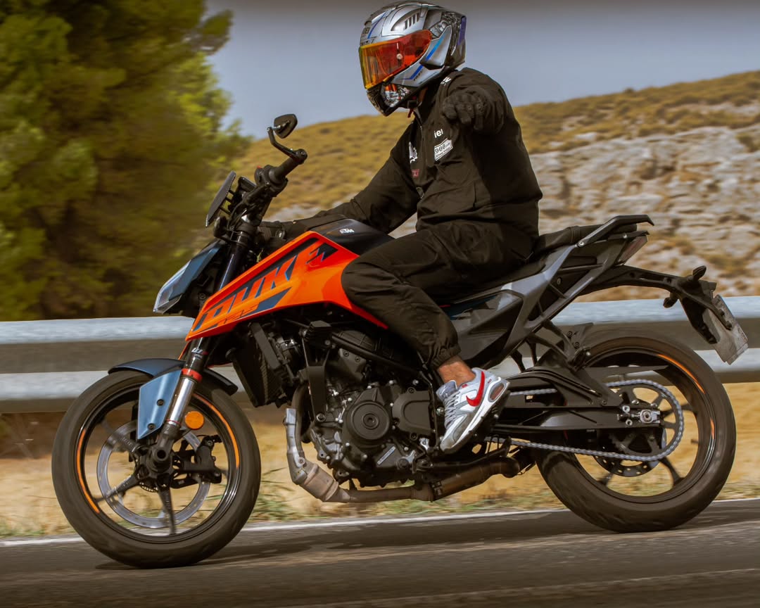 VincentForq0va's tweet photo. Tomorrow, photos! Sunday the 13th at km 17 of the M311, between Chinchón and Morata de Tajuña. Ride carefully and keep a safe distance. Follow the bearded photographer for photos! https://t.co/SuZaHBBmQk