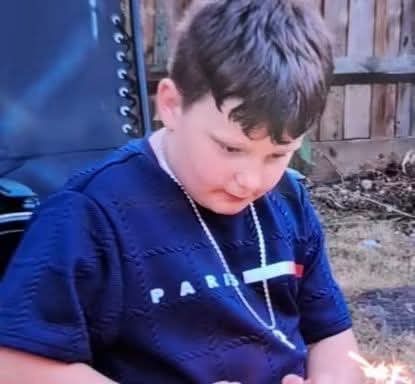 POB4LIFE's tweet photo. 🚨  🚨  🚨 

⚠️ We are appealing for the public’s help to trace a boy who has gone #missing from #Hoddesdon.

Dougie, aged 10, was last seen on the evening of Tuesday 15 September.

He is described as being of short and stocky build, with dark brown hair. He also often wears gold jewellery.

Officers are growing increasingly concerned for Dougie’s welfare.