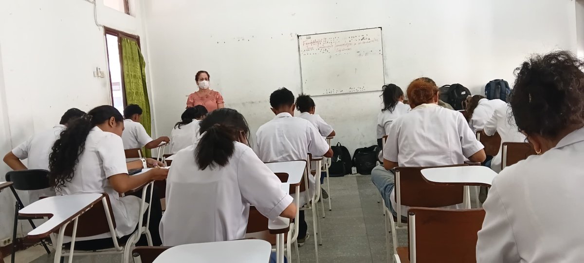 CubaCoopera1's tweet photo. Realizan los estudiantes del 2do año de la ESMTL, exámen final de la asignatura de MIE . Por una Docencia de Excelencia. #CubaNoEstáSola https://t.co/dUOJypFBsw