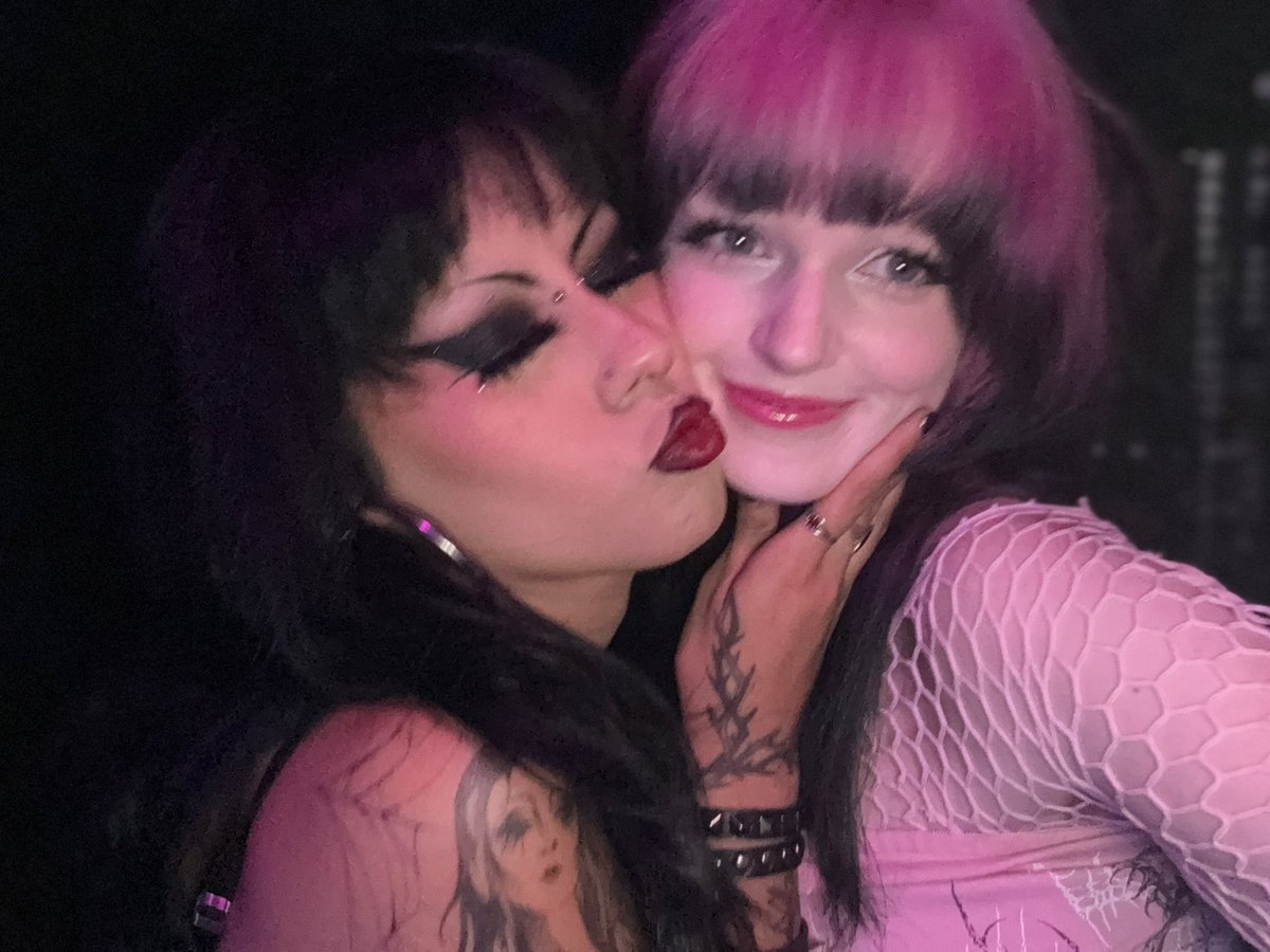 keeblerelfs's tweet photo. emo lesbian behavior https://t.co/scH0hwDnGq