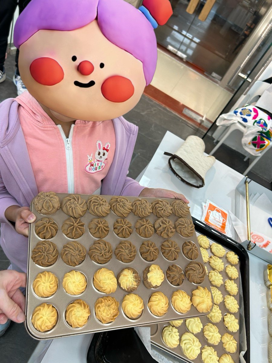 softs630204's tweet photo. Just finished baking chocolate chip cookies with my favorite little buddy—flour everywhere, smiles all around, and warm treats that taste even better than they look. The best part of today, hands down. https://t.co/ss62jjoYj9
