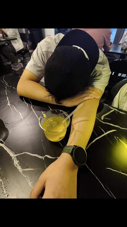 hendrek10oooo's tweet photo. 明明喝了没多少，怎么睡着了呢，难道是面前的酒里被下yao了  #迷玩 https://t.co/ShnFKvMgRS