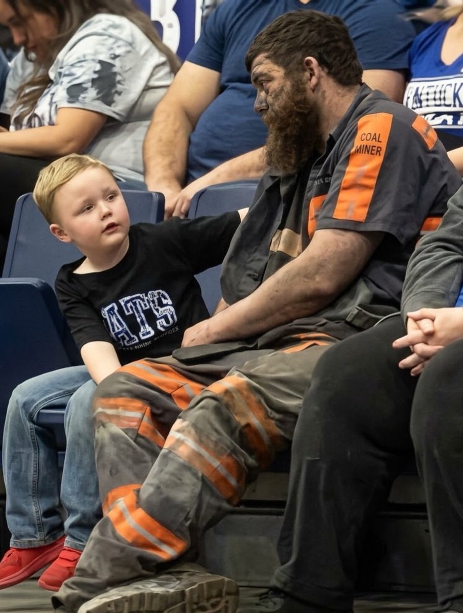 Ae_ro77's tweet photo. He finished a 10 hour shift in a coal mine at 5 pm, but instead of going home to rest, he went straight to his 3 year old son’s first basketball game at 6. ❤️🏀 https://t.co/3RuZ2T8zml