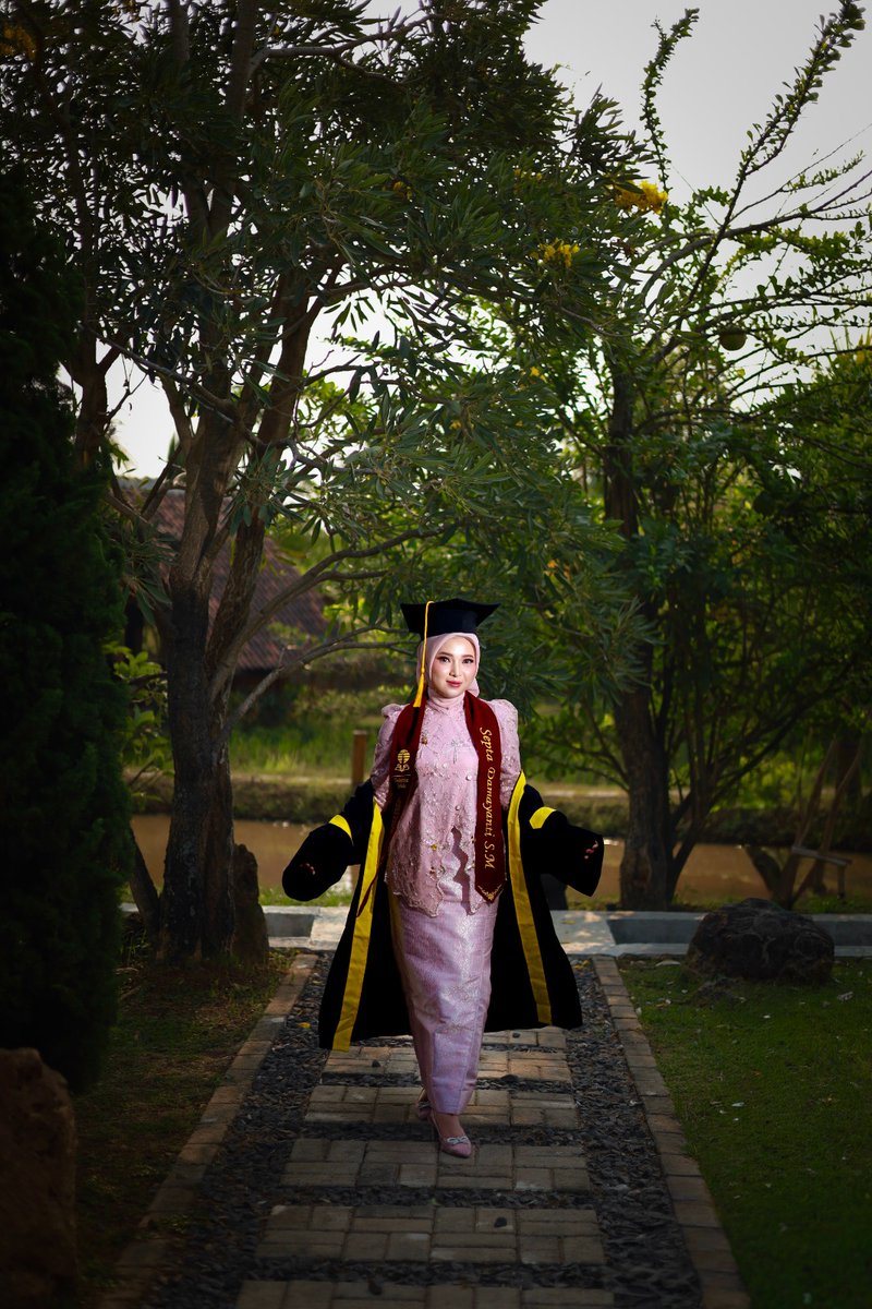 Septdamny_'s tweet photo. Grad moment 🎓✨ https://t.co/64nY2rlz3T