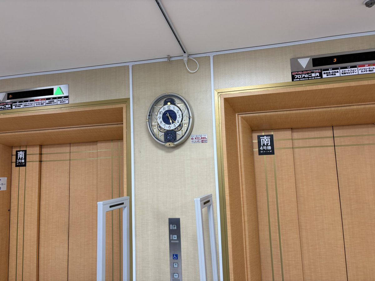 AT_03_0330's tweet photo. エレベーターの間を高級ラインのエムブレムではなく、からくり時計を飾る点も斬新！ https://t.co/EKXPackvuO