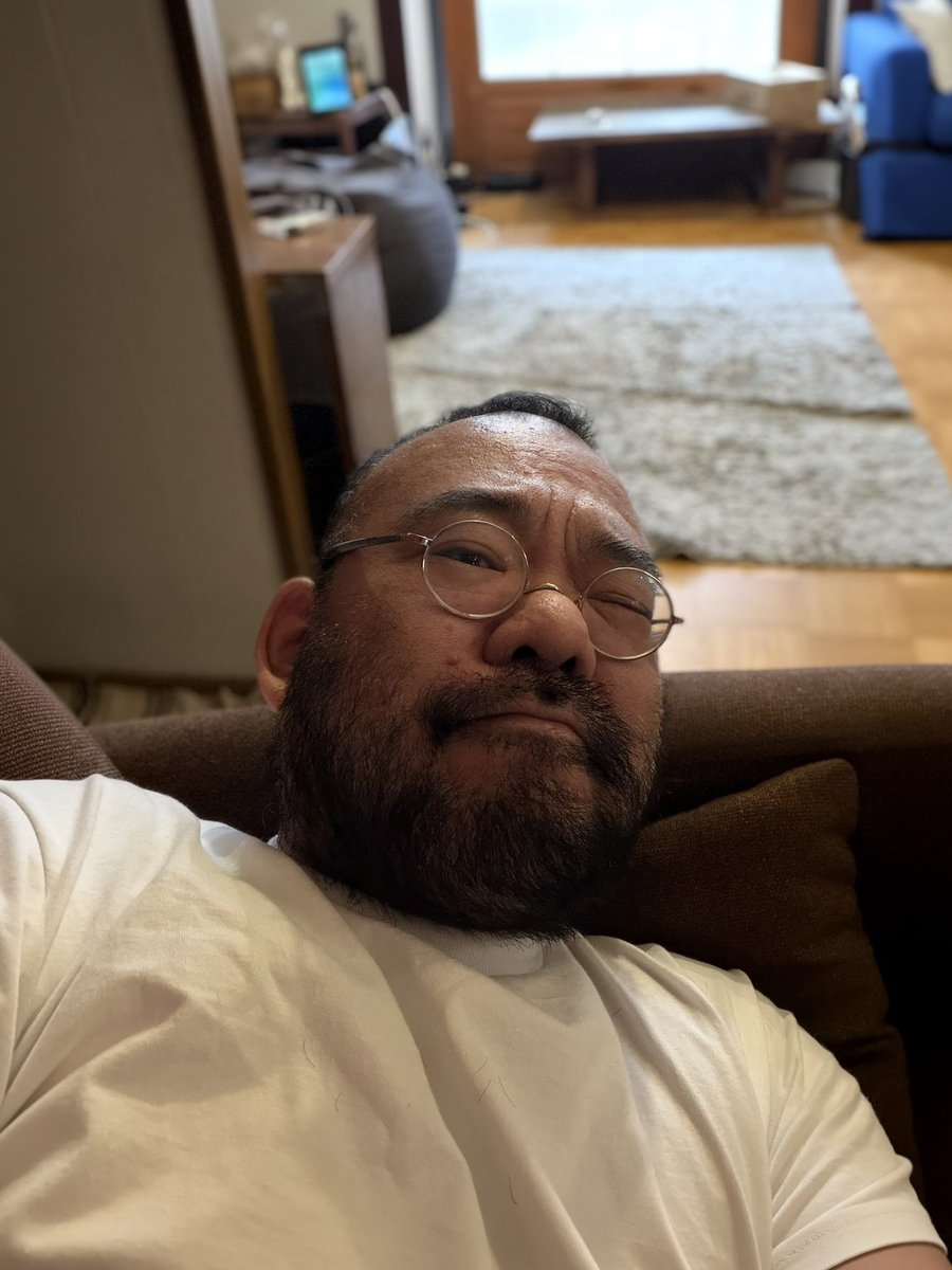 rizins's tweet photo. 本日のリモート中休憩。ソファーが小さいので新しいの欲しい… https://t.co/pcwUzlgu0l