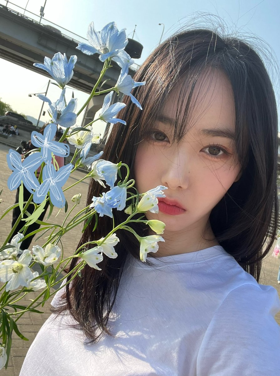 SINBslast's tweet photo. Kalian habis ngapain aja hari iniii? TMI, aku habis jalan-jalan aja dikasih bunga cantik terus tiba-tiba terlintas Sorrowful Reunion Was Inevitable Living an illusion Oh we were so compatible And I miss all the X and Os Do you regret the path you chose? https://t.co/X3gdlRVVQM
