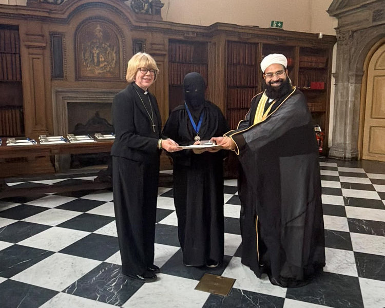 PhilipPlickert's tweet photo. Eines der verstörendsten Bilder der letzten Tage:

Links Sarah Mullally, die progressive Erzbischöfin von Canterbury, rechts der Islam-Gelehrte mit viel Verständnis für islamische Terroristen. Und in der Mitte?? https://t.co/SmpbkmU86Z