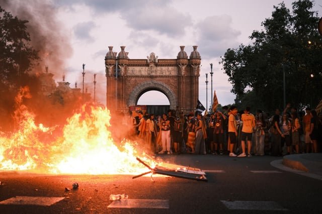 marcelrebo's tweet photo. Imatges amb +1000 d'aura de la passada Diada Nacional de Catalunya.

Via @PalpitationNo2905 a Reddit. https://t.co/qNBCFoYEl4