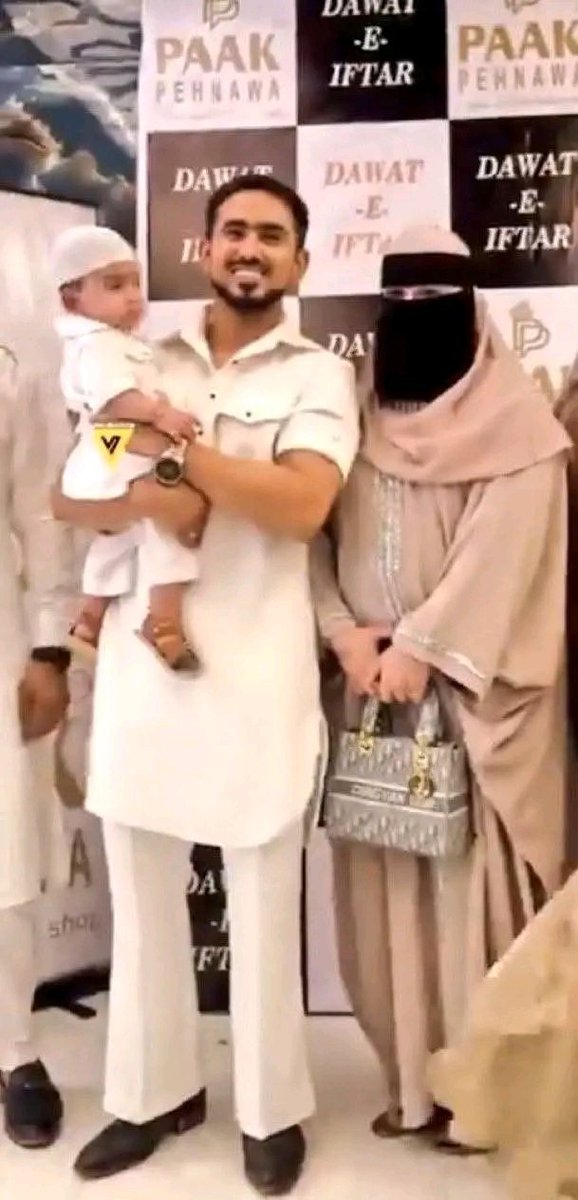 Lakshmi_D_N's tweet photo. She is Riddhi Jadav  a liberal Hindu girl who once criticized why girls should not be allowed to wear half pants in temples.

She married a Muslim YouTuber, and just look at her dress now. 

Nothing can be done for Bollywood brainwashed Hindu girls. 😔 https://t.co/uYiOq8ksaN