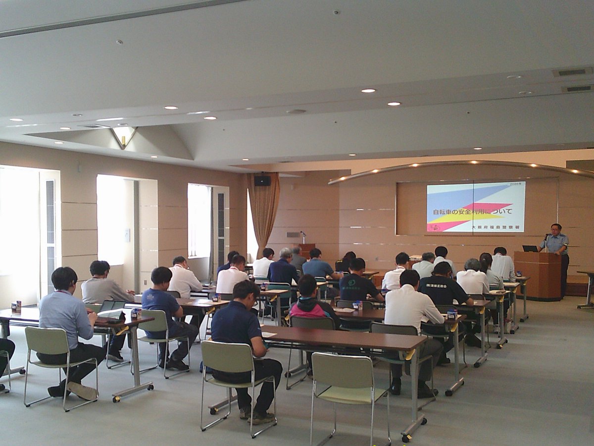shijyoosaka's tweet photo. 本場です。本日、業務管理棟16階ホールにて、本場ターレット・フォークリフト運行協力部会主催の「秋の交通安全運転講習会」が開催されました。福島警察署から講師をお招きし、事故発生状況報告やDVD視聴を含む講習が行われました。引き続き、安全運転意識の向上に努めてまいります。 https://t.co/qgO1X1XuA2