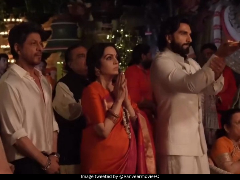 THEOFFICIALB4U's tweet photo. Watch: SRK Joins Ranveer Singh As He Performs Aarti At Ambani’s Ganesh Chaturthi Celebrations
#ShahRukhKhan #SRK #RanveerSingh #Ambanis #GaneshChaturthi #GaneshChaturthi2026 #NitaAmbani #MukeshAmbani #Pralay #Dhurandhar #King #SuhanaKhan #DeepikaPadukone
Story Link In Comments https://t.co/SL063st037