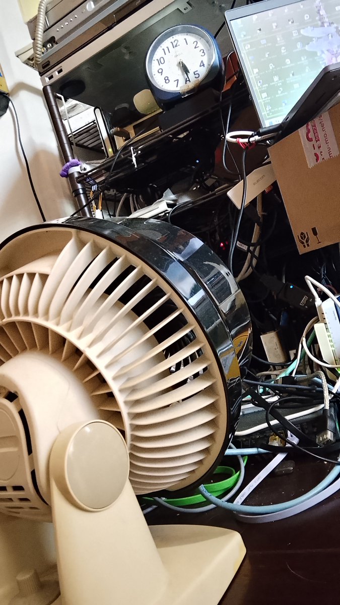 deshi_momo's tweet photo. 6時間のPC動画処理にポータブルSSDが70℃超えで耐えきれずアクセスが途切れてやり直しになったので、家の中を探してサーキュレーターを設置、エアコンも2℃下げた

寒い…
次は少し条件を緩和してみようっと https://t.co/R6H0N0MYyo
