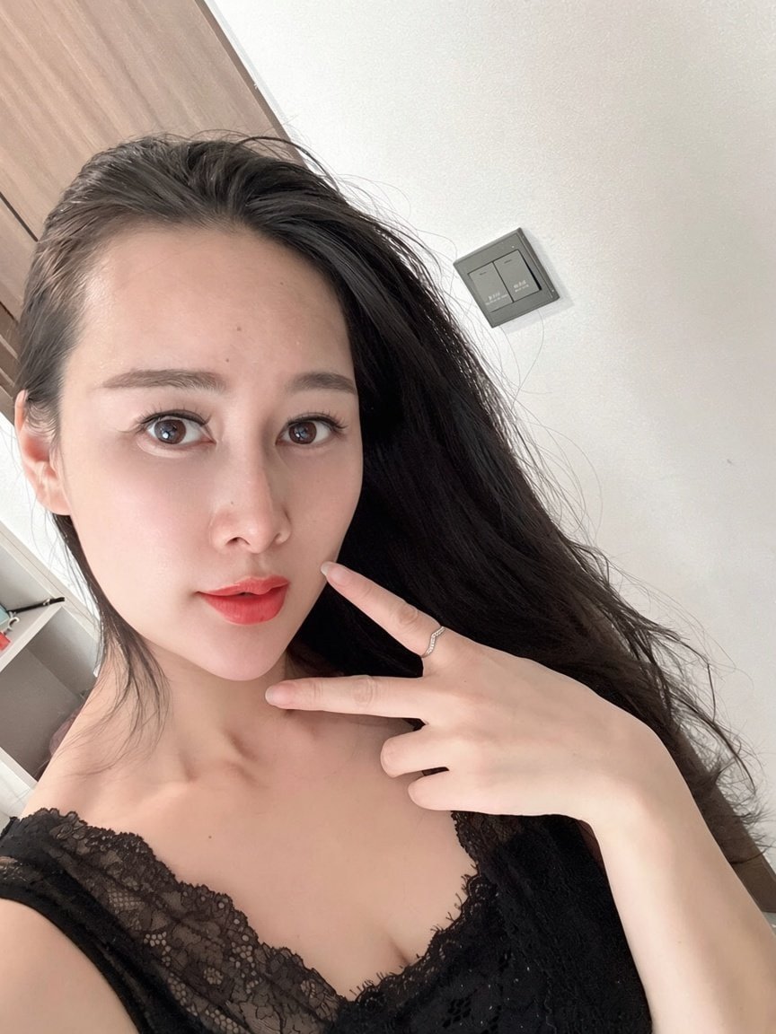 BocheEduarda's tweet photo. 本人90后，已婚异地，第一次在x上面发自拍照，日常生活就是带娃做家务上上班。

  有刚刚翻墙出来的吗？一起聊聊 https://t.co/aAzyo47upv