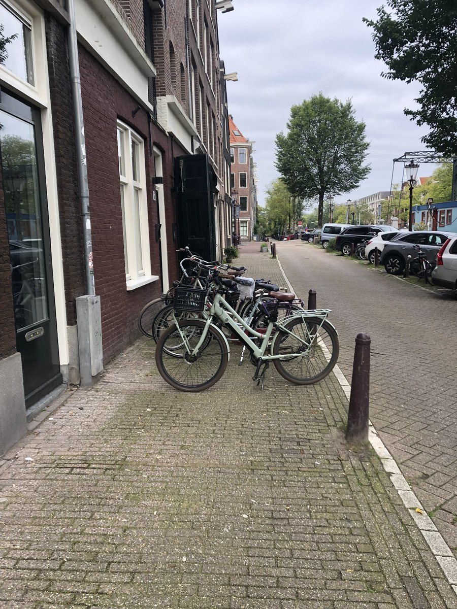 MonicaKeyzer's tweet photo. 🚲🚲🚲
We moeten het concept STOEP nog eens uitleggen,

#TypischAmsterdam Brouwersgracht 167-171 - Amsterdam.

#asociaal #stoepparkeren #stoepstalling #IkKanErNietLangs #wildparkeren #fietsparkeren https://t.co/C91IQavGCG