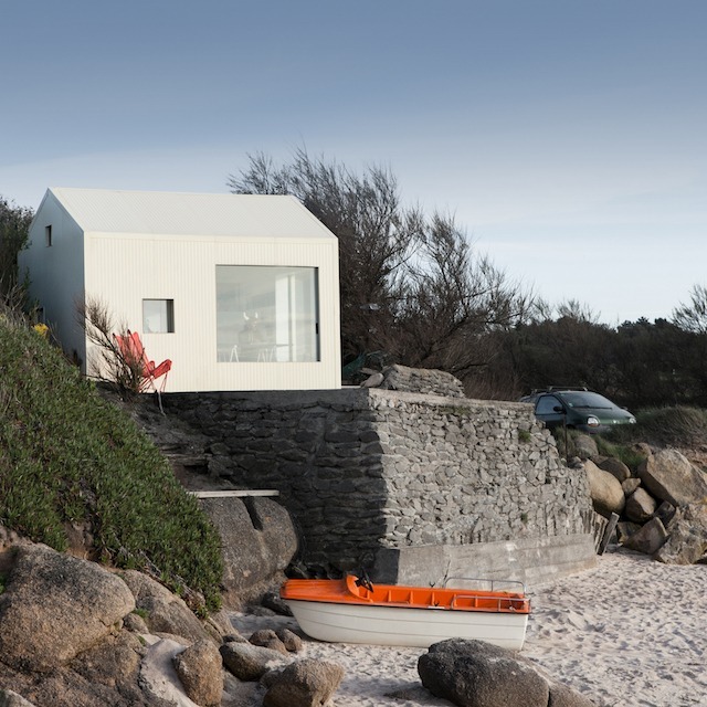 sosa_mi's tweet photo. In Normandy’s Fermanville, architect @ transformed a small, neglected fisherman’s cabin into a minimalist retreat focused on nature. Originally a 1950s concrete block with a corrugated roof, it was redesigned to optimize its 12-square-meter space wit... https://t.co/m9OWIhl6fu