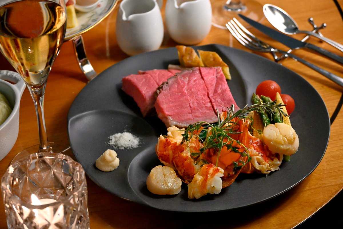 Hotel_Chinzanso's tweet photo. ＜Premiumイブニングハイティー＞

アフタヌーンティーより少し遅い時間帯に、お食事をメインにゆったりと楽しむイブニングハイティー。

11月16日（月）より、肉料理と魚介料理の両方を楽しめるシェアプランが登場！
ホテルで人気の「シェフ特製ローストビーフ」と「オマール海老とホタテ貝のポワレ アメリケーヌソース添え」の2品をご用意しました✨

グラスシャンパンとともに、冬の夜ならではのゆったりとしたディナータイムを🥂
#ホテル椿山荘東京 #イブニングハイティー #ディナー

詳細はこちら≫
https://t.co/mDAMeFqlyc