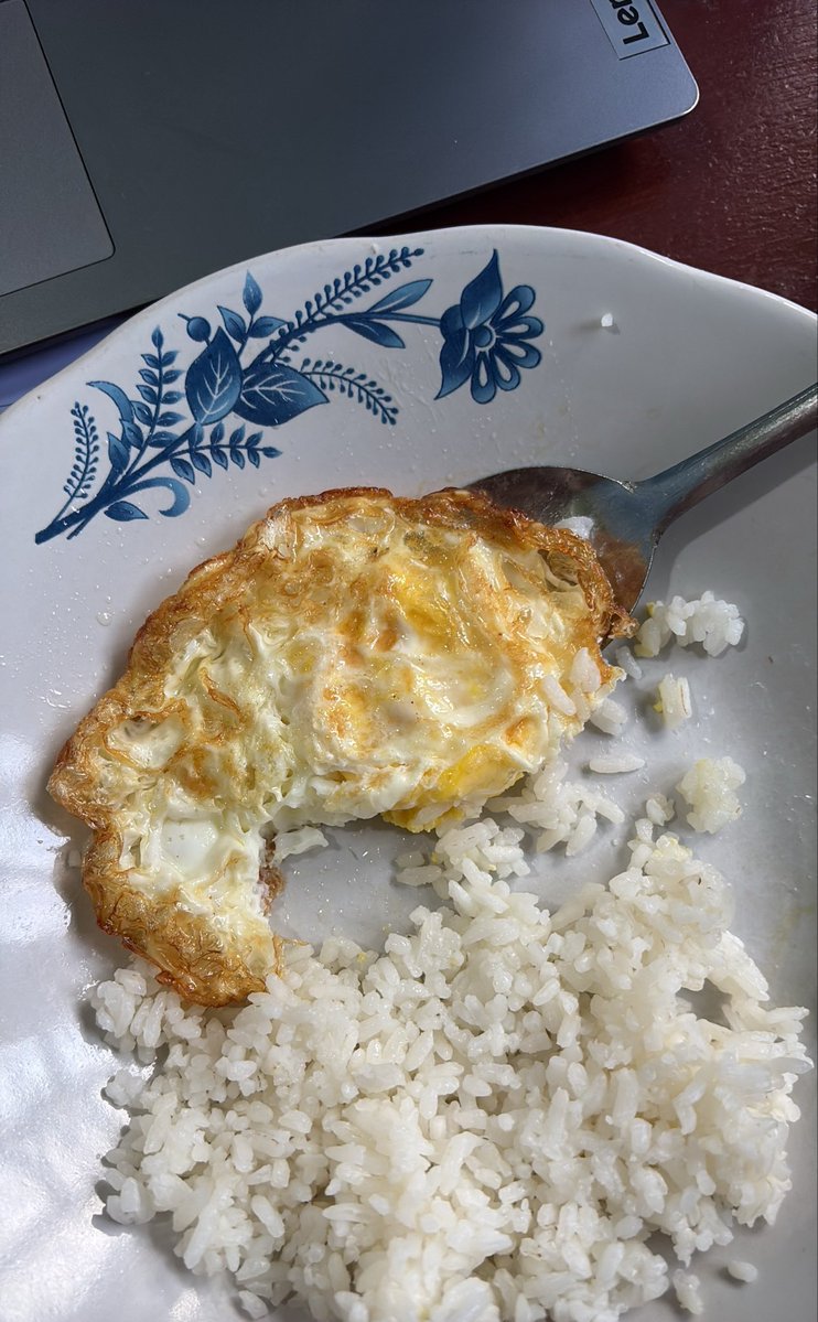 mythoughT_T's tweet photo. Lagi makan keinget alm mbah kakung 
Dulu waktu kecil pernah nangis gara gara kaki masuk ke ruji sepeda, terus mbah nawarin mau telur dadar apa telur mata sapi. Polosnya aku yg masih kecil dulu mikirnya telor ayam dikasih mata sapi 😭 https://t.co/m4f3YO1HOk