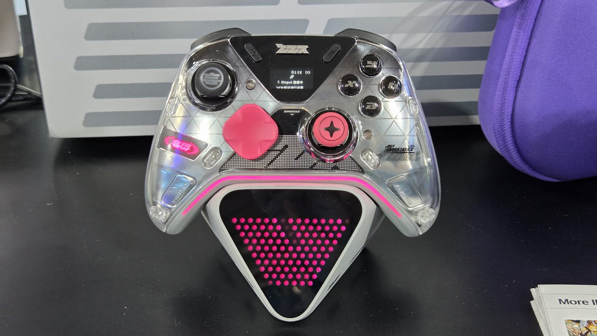 gradeon2's tweet photo. FLYDIGIさんのブース行ったら、APEX6があったぞ！！

綾波レイモデルになってる！

個人的に一番嬉しいのは、トリガーが切り替えでクリックにも出来るようになったこと！
この改善はデカい

あとゼンゼロのコラボモデルがなかなかカッコいい

キーボードもあったけど、これもレイじゃん

#TGS2026 https://t.co/BDBaQ7LKYy
