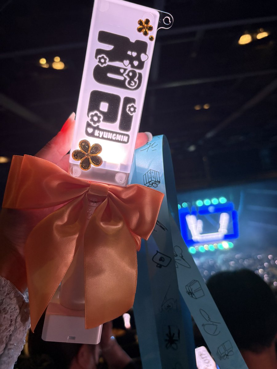 k__na03's tweet photo. 譲って貰った銀テとペンラ一緒に撮ったら可愛すぎた
そしてソンムル交換もたくさんの方にして貰えてオーラスは単番でも楽しかったな🙌
なんなら単番の方が動きやすくて好き
ペンラもっとアッ��デートして可愛くしよ https://t.co/pvQrlM8FNl