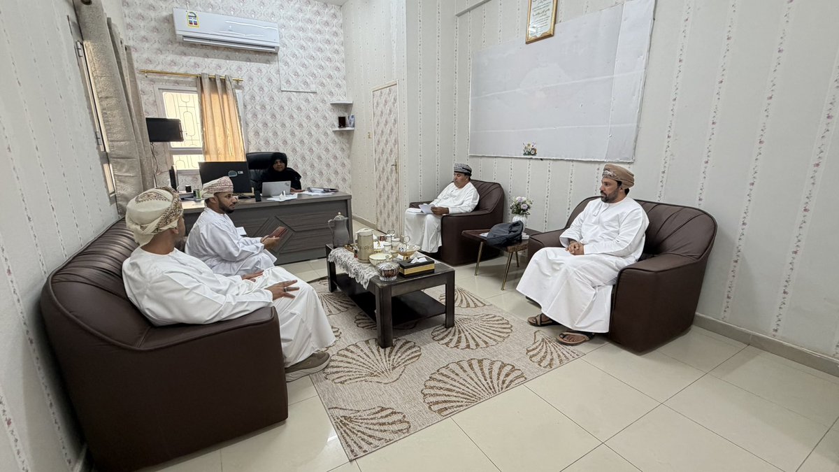 hby20101311's tweet photo. جانب من الاجتماع من إدارة المدرسة https://t.co/FxNijzCf32