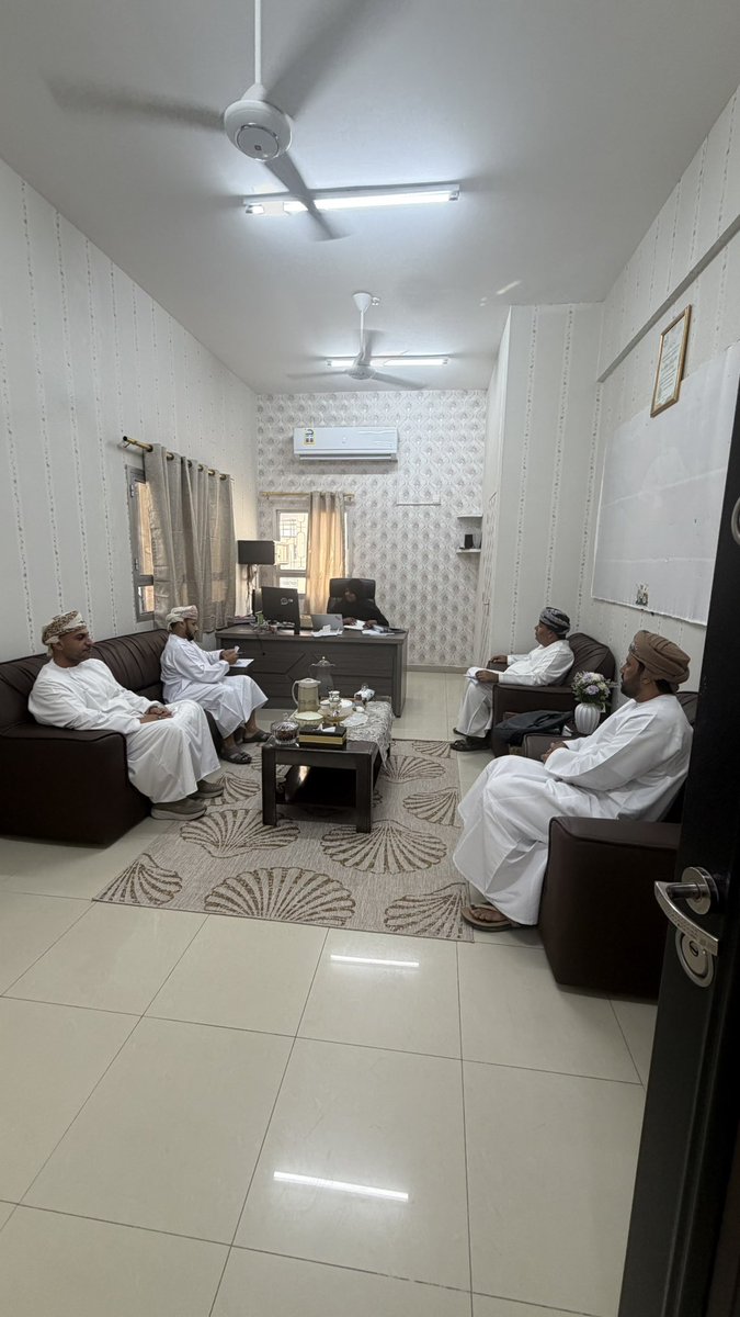 hby20101311's tweet photo. جانب من الاجتماع من إدارة المدرسة https://t.co/FxNijzCf32