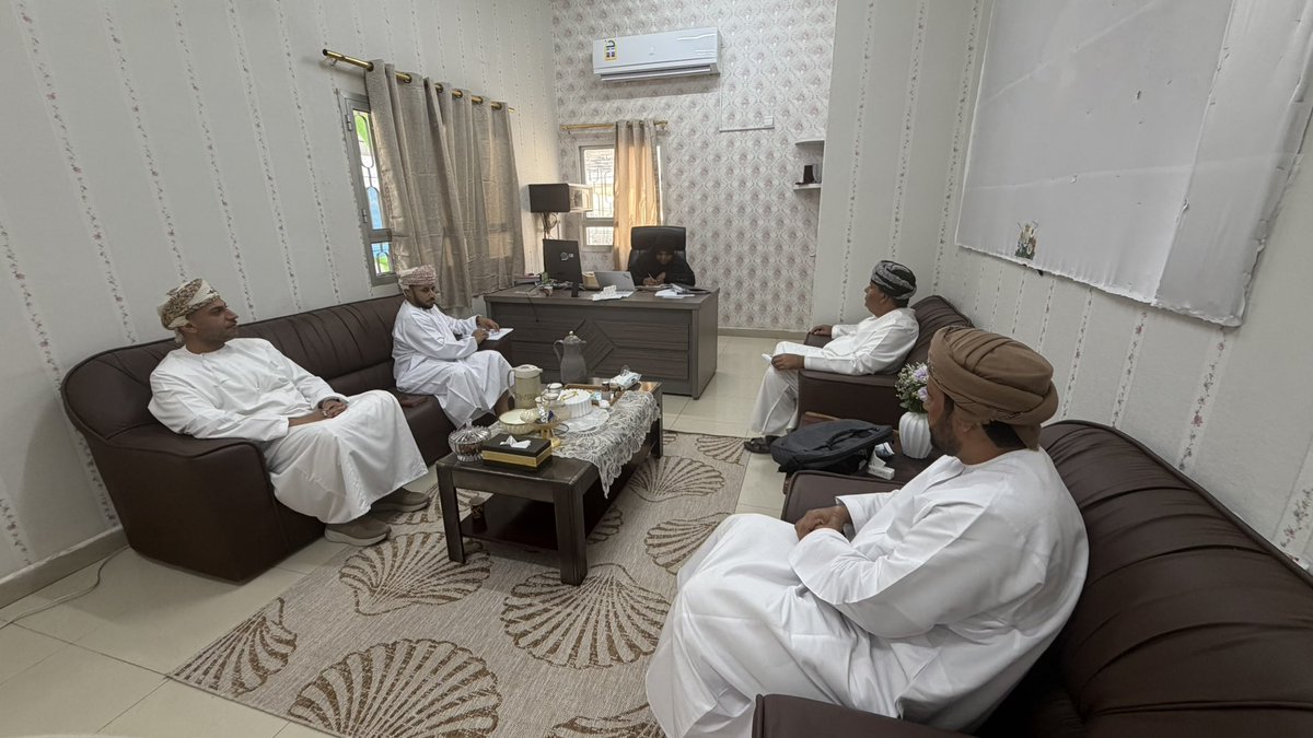 hby20101311's tweet photo. جانب من الاجتماع من إدارة المدرسة https://t.co/FxNijzCf32
