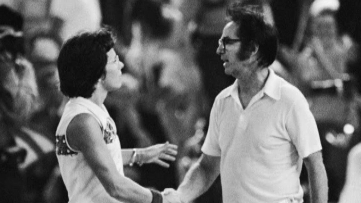URDailyHistory's tweet photo. 20 Sept 1973: An estimated 90 million people watch U.S. 29 year old female #tennis star Billie Jean #King defeat 55 year old Bobby #Riggs in 'The Battle of the Sexes' in the #Astrodome in Houston, Texas. #History #sports #OTD #ad https://t.co/6BdsY9j28e https://t.co/Zn3WSAXeE9