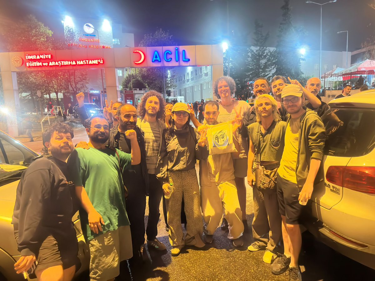 sodaporg6's tweet photo. LGBTİ+lara yönelik baskıları, tutuklamaları ve nefret saldırısını protesto etmek için biraraya gelen ve gözaltına alınan  aralarında yoldaşlarımızın da olduğu hak savunucuları serbest bırakıldı 
Faşizmin saldırısı bizleri yıldıramaz!
Birlikte mücedelemizle yeneceğiz! https://t.co/XtX9r3YAjh