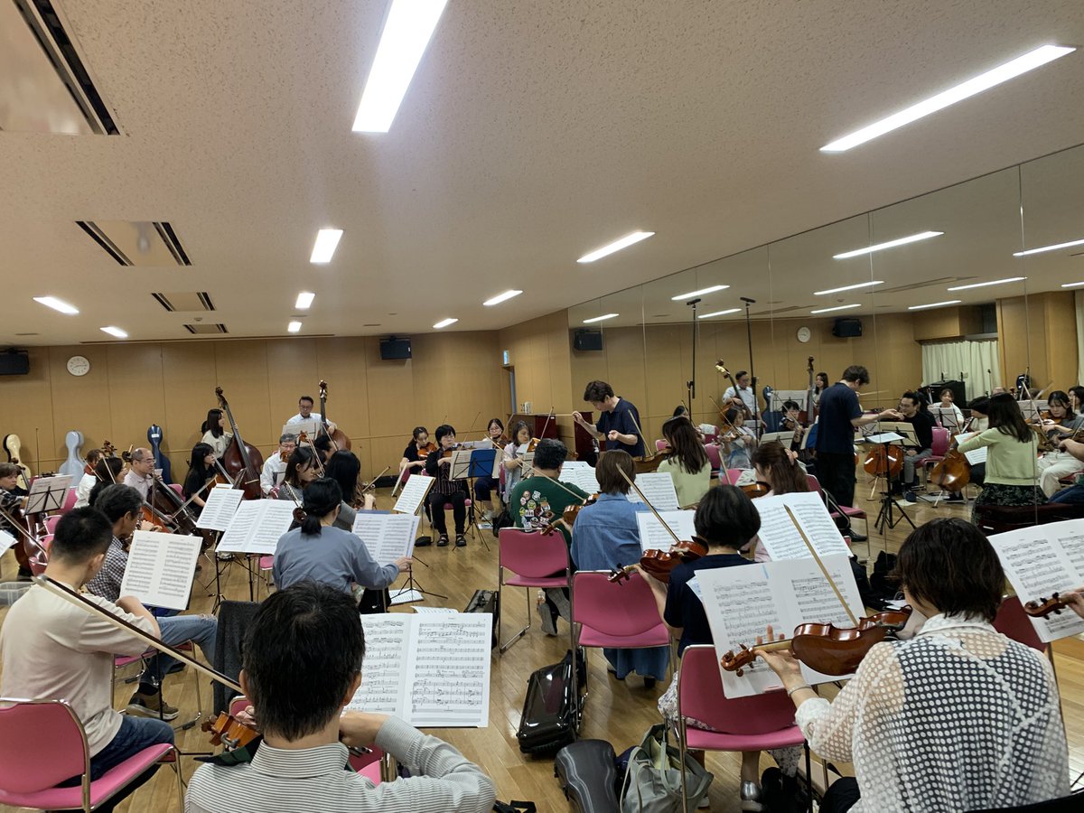 snso1966's tweet photo. こんにちは🌾🌾
第118回定期演奏会の練習が始まりました！！
初回は分奏で、弦は小山貴之先生にプロコフィエフ5番の1,2楽章をご指導いただきました。「ビジョンの無い音がするで！」と喝を入れられつつも、皆で合奏する喜びに満ちたスタートを切れました💓✨ #新日響 https://t.co/BSiAS5ElaH