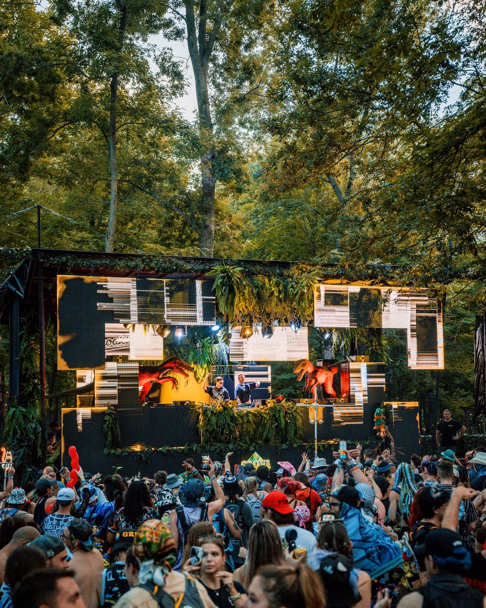 lost_lands's tweet photo. We’re off to an ✨immaculate✨ start! The Grove vibes are always off the charts! https://t.co/202DvNUBmp