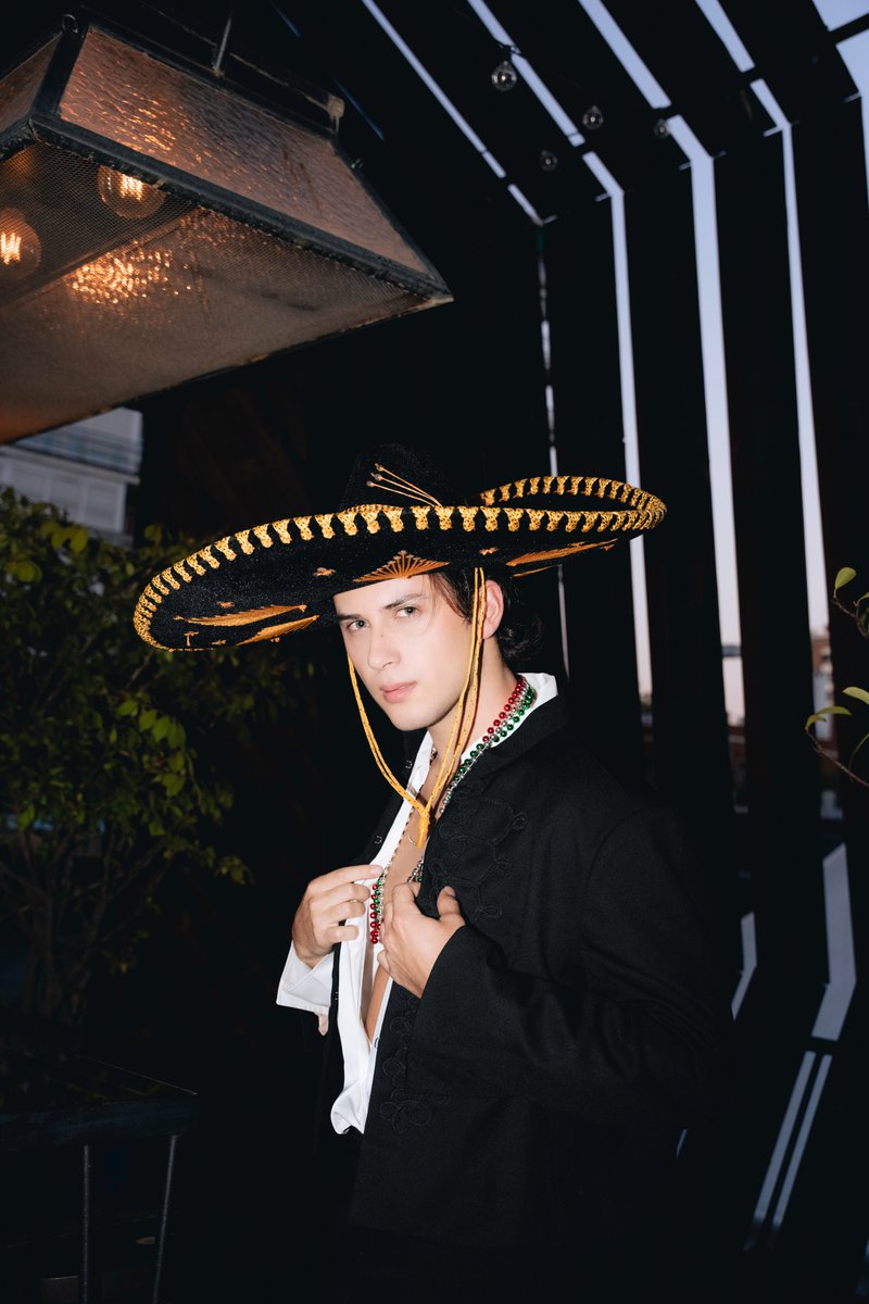 StbvBase's tweet photo. [260916] ALEJANDRO stuns in new photos via Weverse

Viva México with ALEJANDRO

#SANTOSBRAVOS #ALEJANDRO https://t.co/8sqb6byqHC
