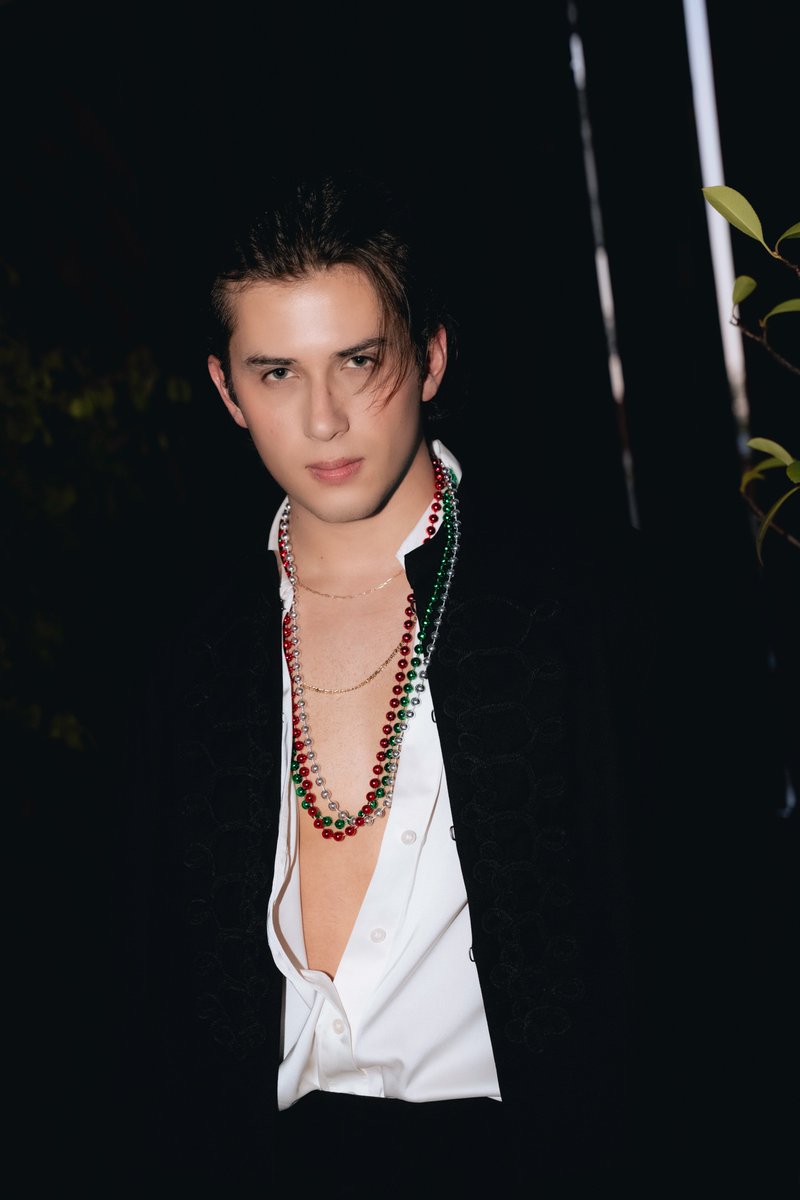 StbvBase's tweet photo. [260916] ALEJANDRO stuns in new photos via Weverse

Viva México with ALEJANDRO

#SANTOSBRAVOS #ALEJANDRO https://t.co/8sqb6byqHC