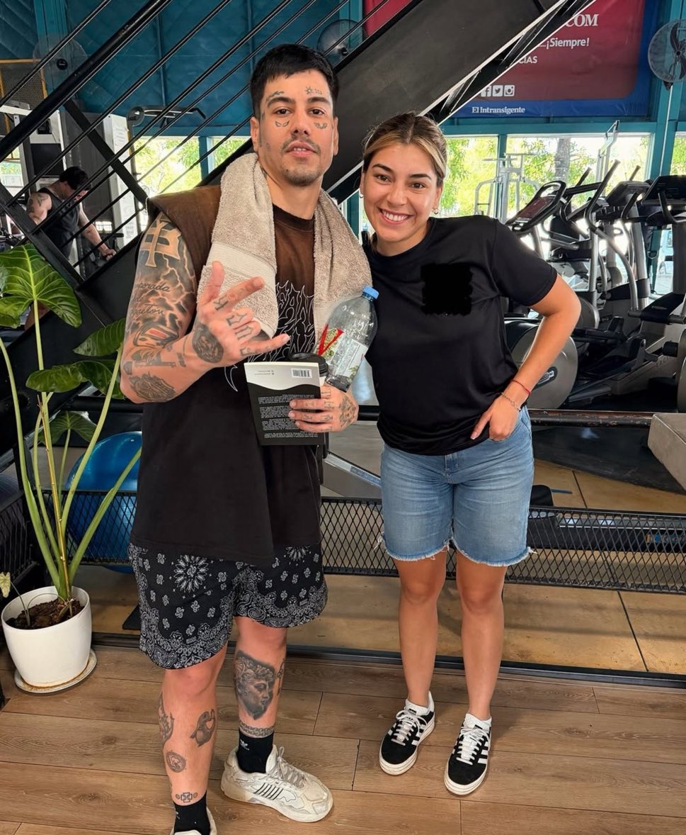 gangstaxduki's tweet photo. duki en un gimnasio y con un libro, si me lo decías hace unos años no te creía ni en pedo https://t.co/tjVRZPjFio