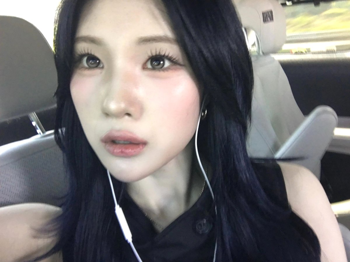 miuvgyu's tweet photo. Yang kerja          &amp;          Yang cantik https://t.co/jV9e1FZEbz