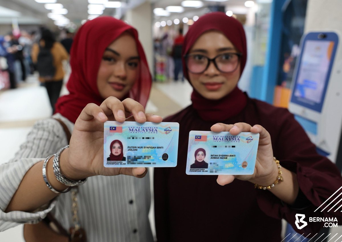 bernamadotcom's tweet photo. 𝗢𝗥𝗔𝗡𝗚 𝗥𝗔𝗠𝗔𝗜 𝗣𝗨𝗝𝗜 𝗠𝗬𝗞𝗔𝗗 𝗚𝗘𝗡𝗘𝗥𝗔𝗦𝗜 𝗕𝗔𝗛𝗔𝗥𝗨, 𝗣𝗘𝗥𝗞𝗨𝗞𝗨𝗛 𝗣𝗘𝗥𝗟𝗜𝗡𝗗𝗨𝗡𝗚𝗔𝗡 𝗜𝗗𝗘𝗡𝗧𝗜𝗧𝗜

#Putrajaya : Orang ramai menyifatkan pengeluaran MyKad generasi baharu dilengkapi 53 ciri keselamatan bermula hari ini sebagai penambahbaikan yang positif dari sudut teknologi dan ciri keselamatan sekali gus memperkukuh perlindungan identiti. 

MyKad generasi baharu dikeluarkan Jabatan Pendaftaran Negara (JPN) itu adalah kad pengenalan generasi ketujuh itu yang telah dinaik taraf daripada 23 kepada 53 ciri keselamatan yang lebih moden dan selamat bagi memenuhi keperluan masa kini.

📸 fotoBERNAMA 

#BernamaImages 
#BernamaNews 
#MyKad