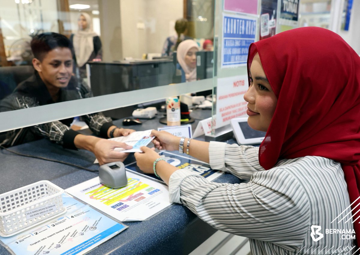 bernamadotcom's tweet photo. 𝗢𝗥𝗔𝗡𝗚 𝗥𝗔𝗠𝗔𝗜 𝗣𝗨𝗝𝗜 𝗠𝗬𝗞𝗔𝗗 𝗚𝗘𝗡𝗘𝗥𝗔𝗦𝗜 𝗕𝗔𝗛𝗔𝗥𝗨, 𝗣𝗘𝗥𝗞𝗨𝗞𝗨𝗛 𝗣𝗘𝗥𝗟𝗜𝗡𝗗𝗨𝗡𝗚𝗔𝗡 𝗜𝗗𝗘𝗡𝗧𝗜𝗧𝗜

#Putrajaya : Orang ramai menyifatkan pengeluaran MyKad generasi baharu dilengkapi 53 ciri keselamatan bermula hari ini sebagai penambahbaikan yang positif dari sudut teknologi dan ciri keselamatan sekali gus memperkukuh perlindungan identiti. 

MyKad generasi baharu dikeluarkan Jabatan Pendaftaran Negara (JPN) itu adalah kad pengenalan generasi ketujuh itu yang telah dinaik taraf daripada 23 kepada 53 ciri keselamatan yang lebih moden dan selamat bagi memenuhi keperluan masa kini.

📸 fotoBERNAMA 

#BernamaImages 
#BernamaNews 
#MyKad
