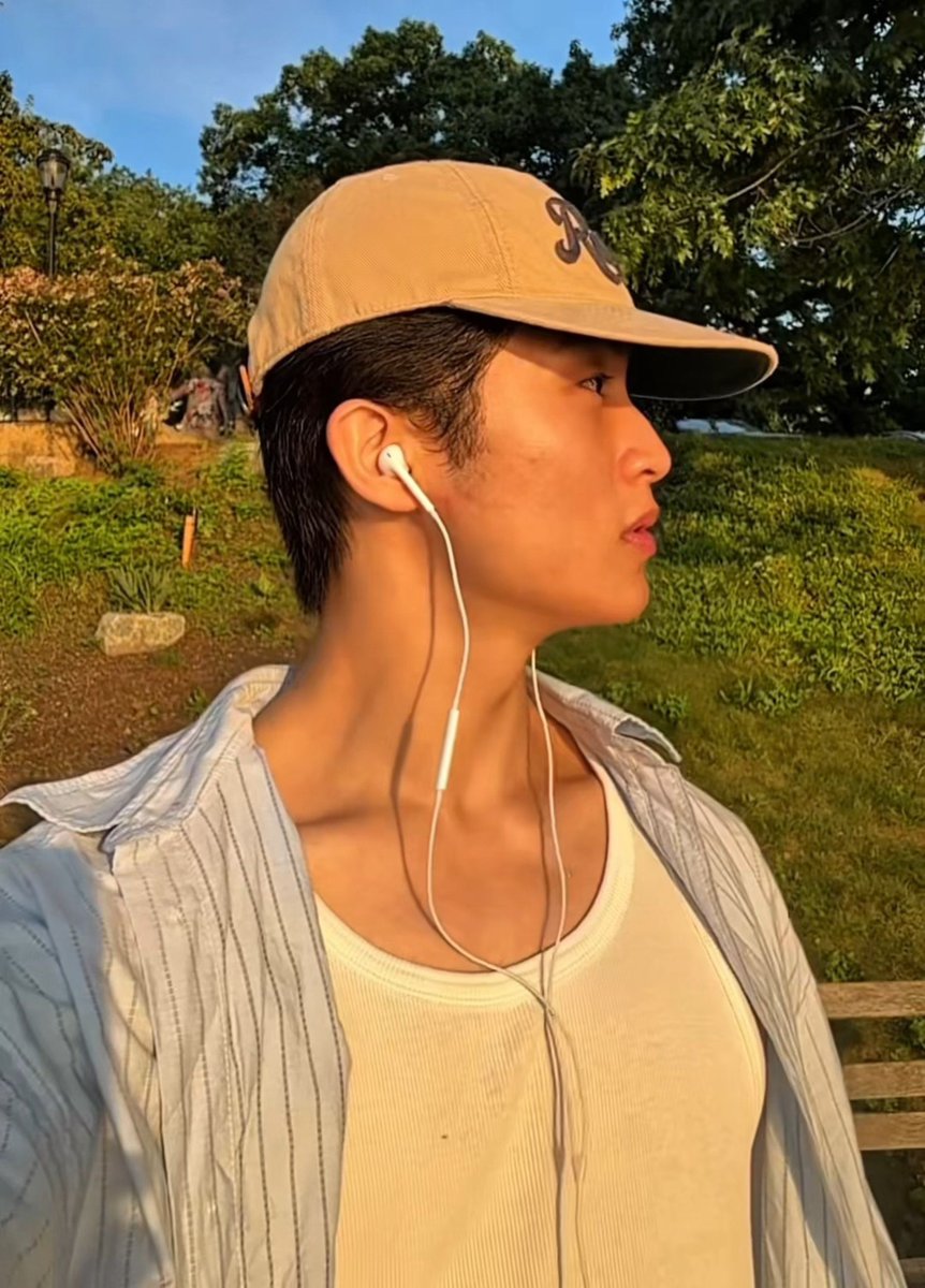 joyfularchives's tweet photo. the sun kissed him so beautifully ☀️🥹 https://t.co/1hW1yb16oY
