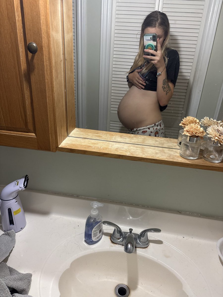 Thisisstupid04's tweet photo. Had that one post completely pop off and get over 30k views and I couldn’t handle the attention so I panic deleted it. Anyways currently 32 weeks and 2 days. I can’t wait to meet my baby omgggg https://t.co/rVP5bcV31e