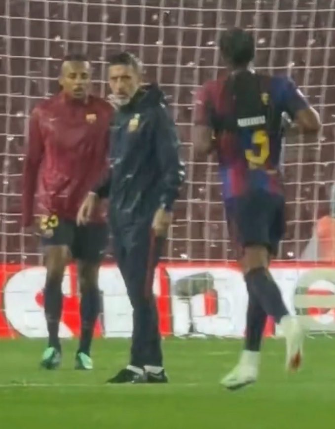 FullTime90X's tweet photo. 🚨🇩🇪 Hansi Flick:

🗣️ “Alejandro Balde and Jules Koundé stayed on the pitch after the game and continued doing training drills, even though it was pouring rain at Camp Nou. 🌧️

🗣️ “I didn’t ask them to train this hard after the game. They chose to do it themselves. You know why? Because they have the fire and grit to improve themselves and fight back for their starting spots, which they have currently lost. 🔥

🗣️ “I love this kind of competition in my team. I want players who work hard and try to improve themselves in tough situations rather than sulking or feeling sorry for themselves. 💪

🗣️ “This is why I love Balde and Koundé. I want to keep them with the squad because they are perfect team players. 👏

🗣️ “They never complain when someone better is starting ahead of them for Barcelona. Instead, they work harder, improve themselves and fight to earn their position back.” 🔵🔴