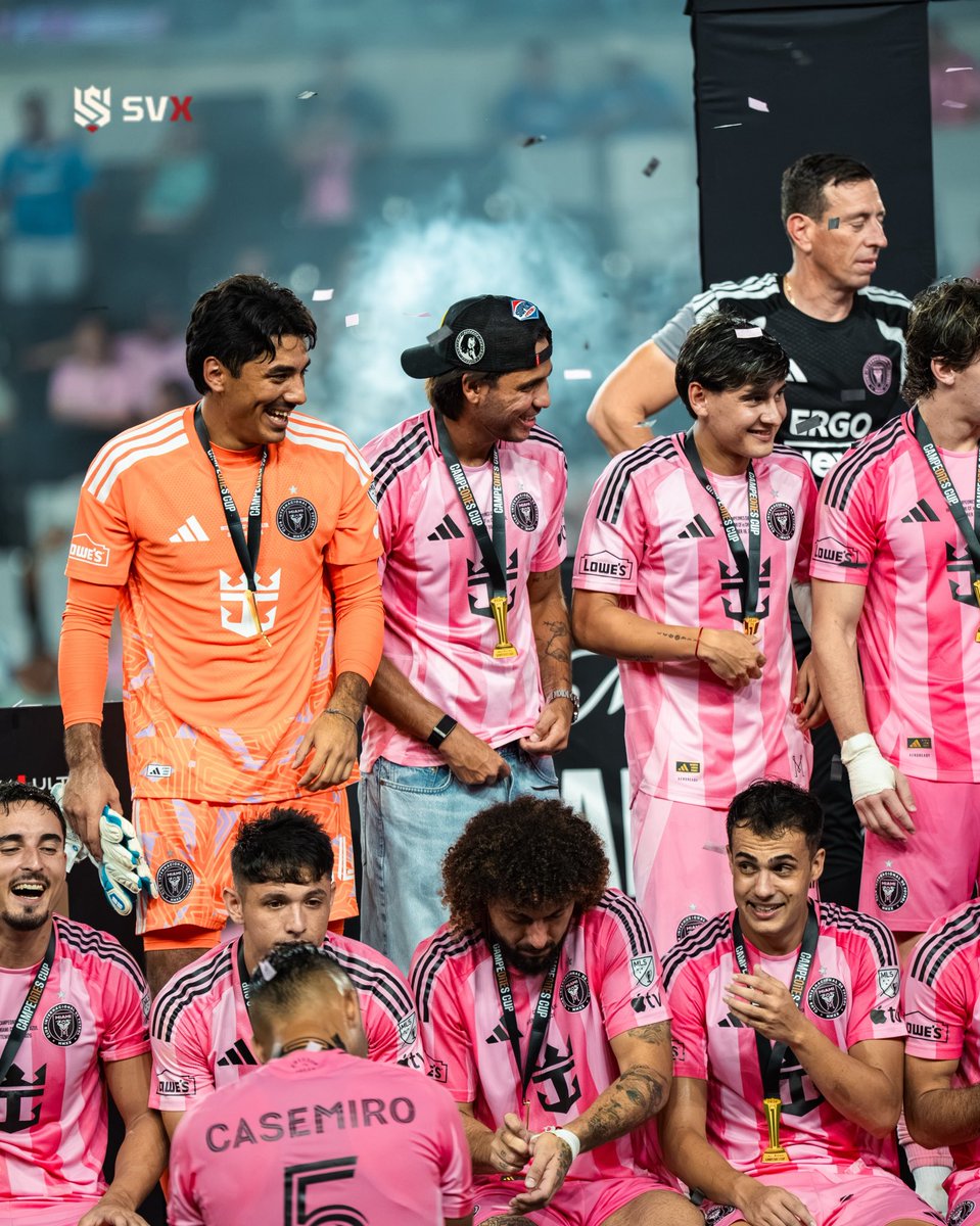 SOLOVENEX_'s tweet photo. Epa, 𝑻𝒆𝒍𝒂𝒔. Fotico ahí, pues. 📸🥇🇻🇪

Los 𝒄𝒂𝒎𝒑𝒆𝒐𝒏𝒆𝒔 siempre ríen en el lente de 𝙎𝙑𝙓. 

.@telasco7 

📸 • | Carlos Vicent • SVX | 

#SVX / #CampeonesCup https://t.co/NzxSOLEfFO