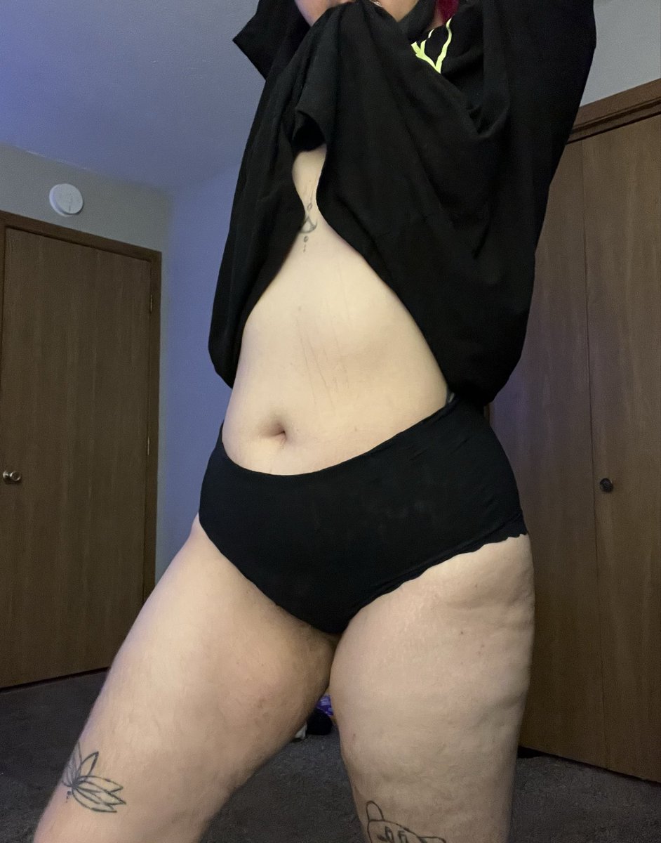 slodenpie's tweet photo. up late… being soooo bored… someone come lay with me I promise I’m comfy 
[ nsfwtwt ] https://t.co/uRLw9Stkkk